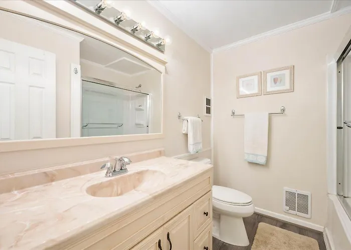 Charming 1 Bedroom With Outdoor Pool! Holiday home