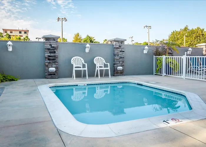Holiday home Charming 1 Bedroom With Outdoor Pool!